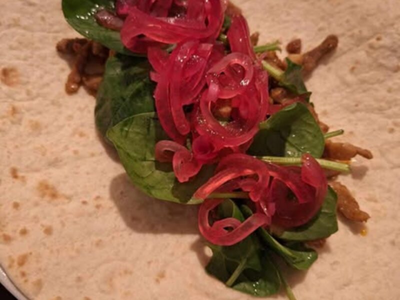 Tortillas med spinat, kebab og syltede rødløg