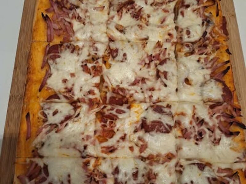 Pizza med skinke og pepperoni