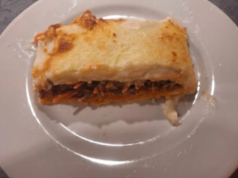 Tortillas med kødsovs i fad med bechamelsauce