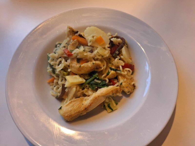 wok med kylling, karry og kokosmælk